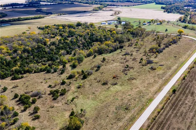 $796,000 | 11296 West 900th Road, Mound City, KS 66056