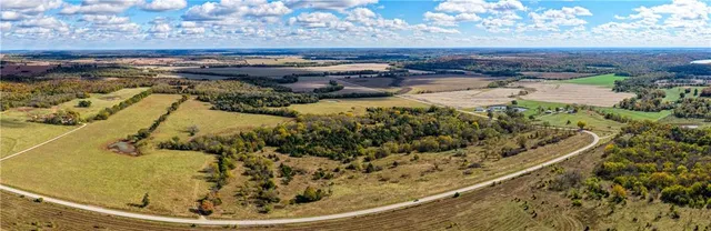 $796,000 | 11296 West 900th Road, Mound City, KS 66056