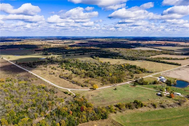 $796,000 | 11296 West 900th Road, Mound City, KS 66056