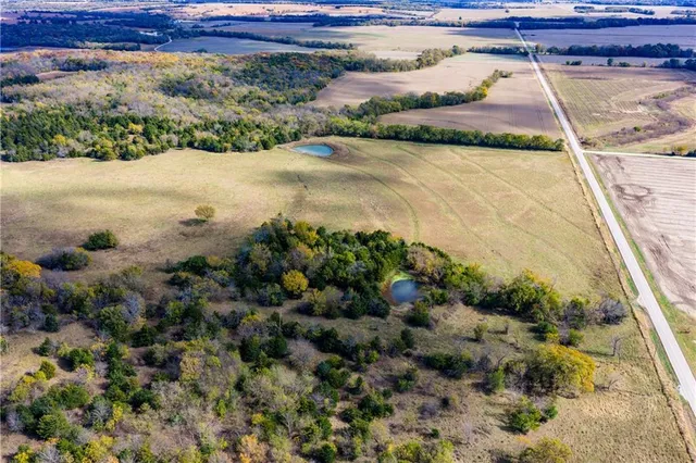 $796,000 | 11296 West 900th Road, Mound City, KS 66056