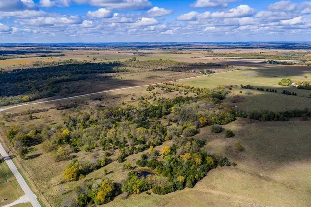 $796,000 | 11296 West 900th Road, Mound City, KS 66056