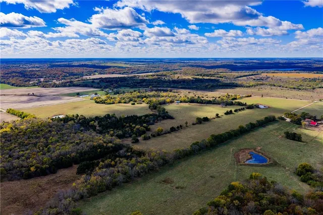 $796,000 | 11296 West 900th Road, Mound City, KS 66056