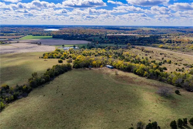 $796,000 | 11296 West 900th Road, Mound City, KS 66056