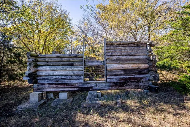 $796,000 | 11296 West 900th Road, Mound City, KS 66056