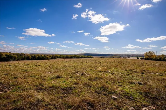 $796,000 | 11296 West 900th Road, Mound City, KS 66056