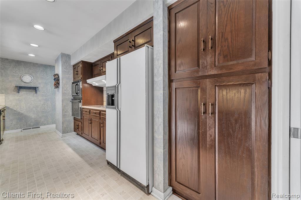 33801 Argonne Road Farmington Hills, MI 48335 - Photo 9 of 32