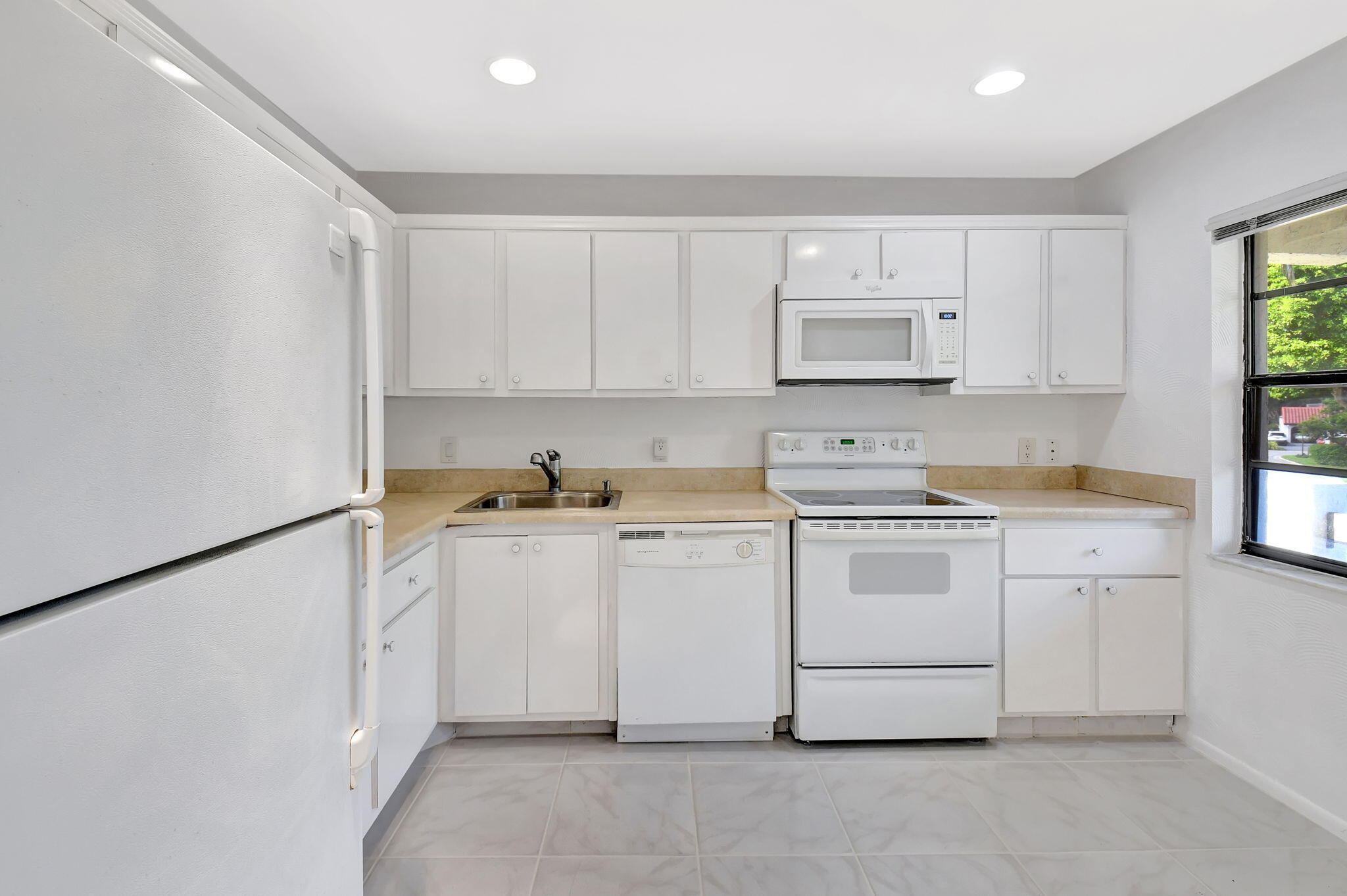 9187 Norte Lago, Unit 5J Boca Raton, FL 33428 - Photo 5 of 48 5-web-or-mls-DSC_8495