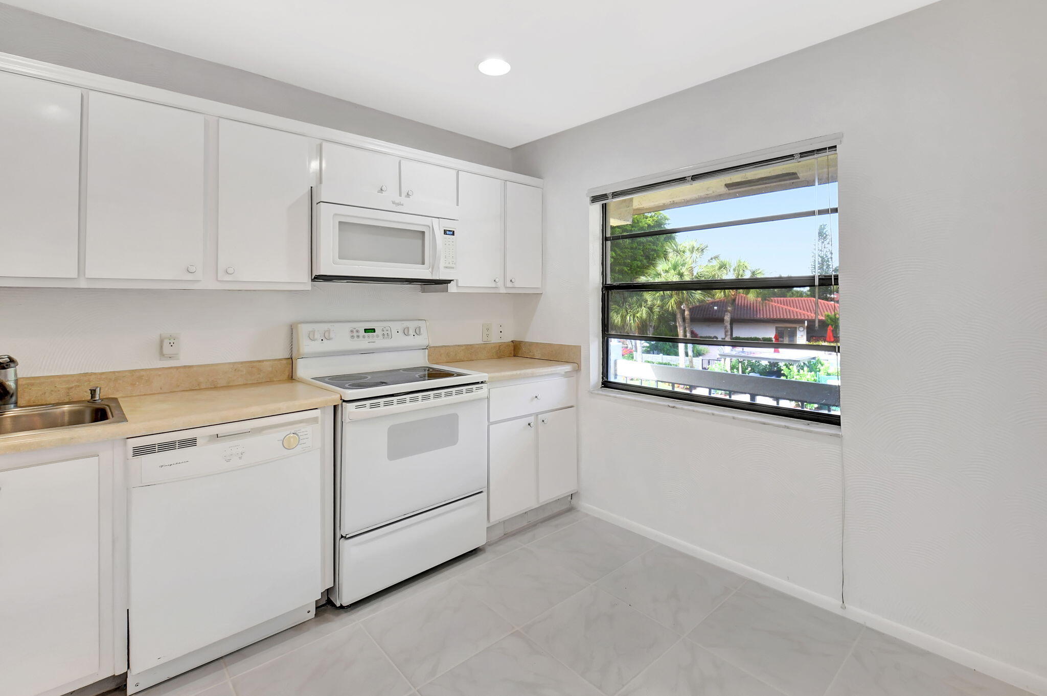9187 Norte Lago, Unit 5J Boca Raton, FL 33428 - Photo 6 of 48 6-web-or-mls-DSC_8500