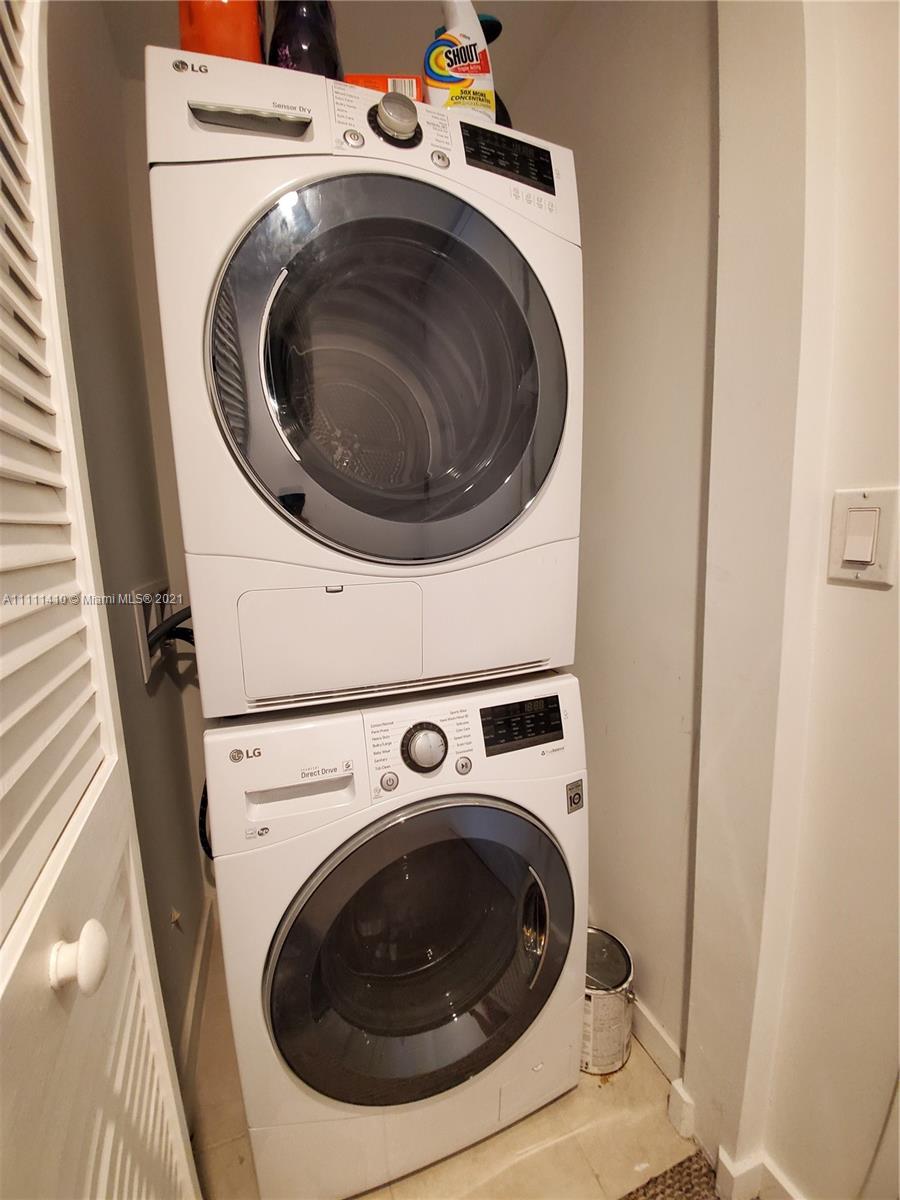 31 Southeast 6th Street, Unit 505 Miami, FL 33131 - Photo 20 of 71 a utility room with dryer and washer