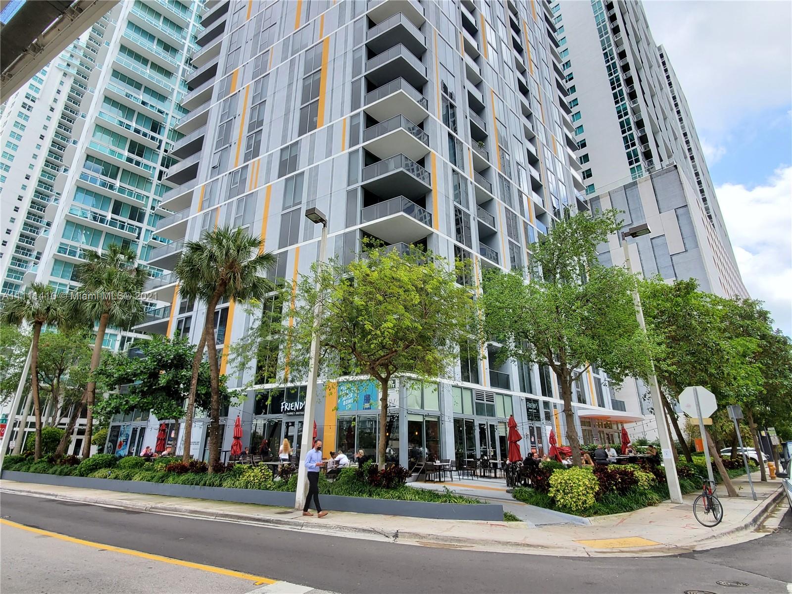 31 Southeast 6th Street, Unit 505 Miami, FL 33131 - Photo 50 of 71 front view of a building with a street