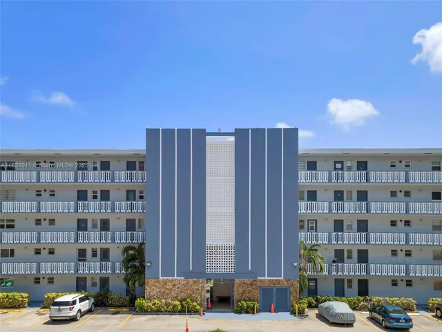 $215,000 | 233 Northeast 14th Avenue, Unit 108, Hallandale Beach, FL 33009
