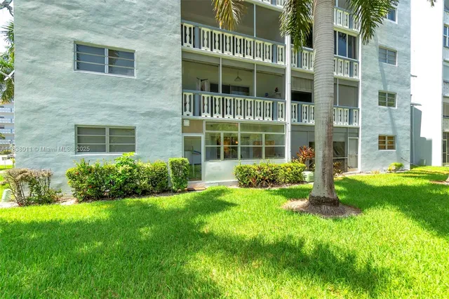 $215,000 | 233 Northeast 14th Avenue, Unit 108, Hallandale Beach, FL 33009