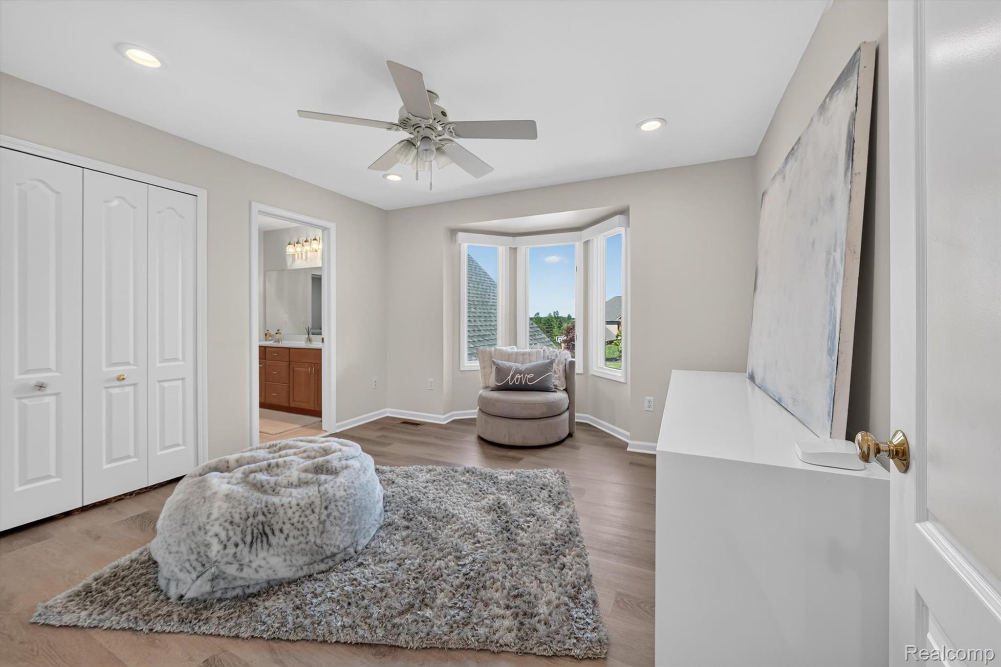 3804 Elk Drive Rochester, MI 48306 - Photo 28 of 75 Bedroom with luxury vinyl flooring, ceiling fan and jack and jill bath.
