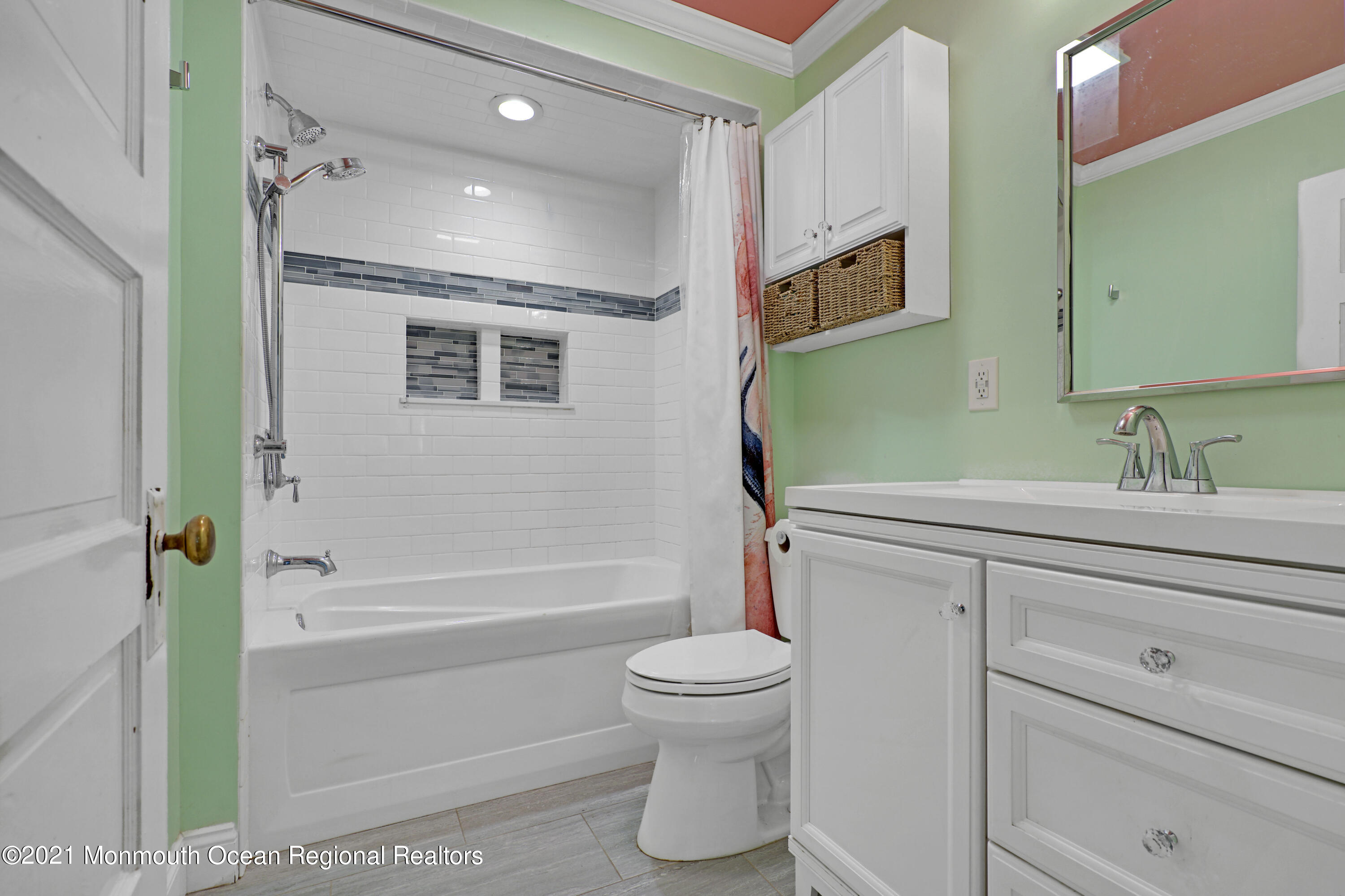 346 Cherry Quay Road Brick, NJ 08723 - Photo 17 of 27 a bathroom with a sink a toilet and a bathtub