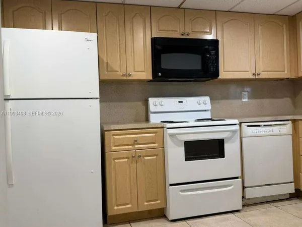 $2,000 | 9365 Fontainebleau Boulevard, Unit E228, Miami, FL 33172