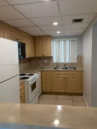 $2,000 | 9365 Fontainebleau Boulevard, Unit E228, Miami, FL 33172