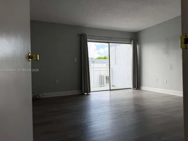 $2,000 | 9365 Fontainebleau Boulevard, Unit E228, Miami, FL 33172