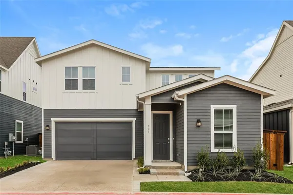 a view of a house with yard and plants