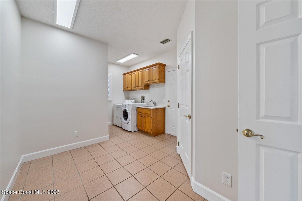 4150 Windover Way Melbourne, FL 32934 - Photo 36 of 57 a bathroom with a sink