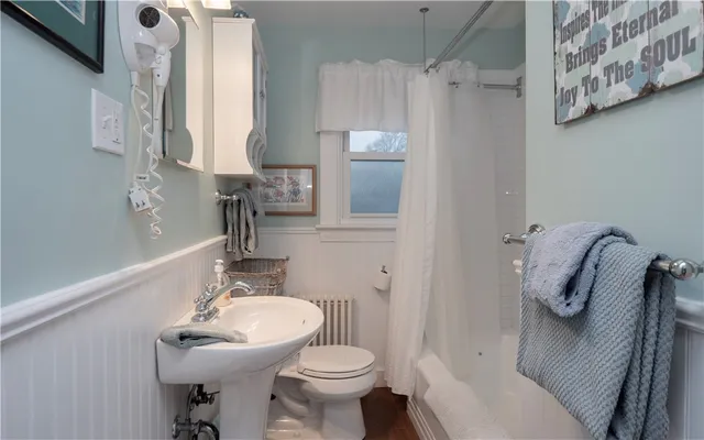 $2,200 | 196 Wolcott Avenue, Unit 2, Middletown, RI 02842