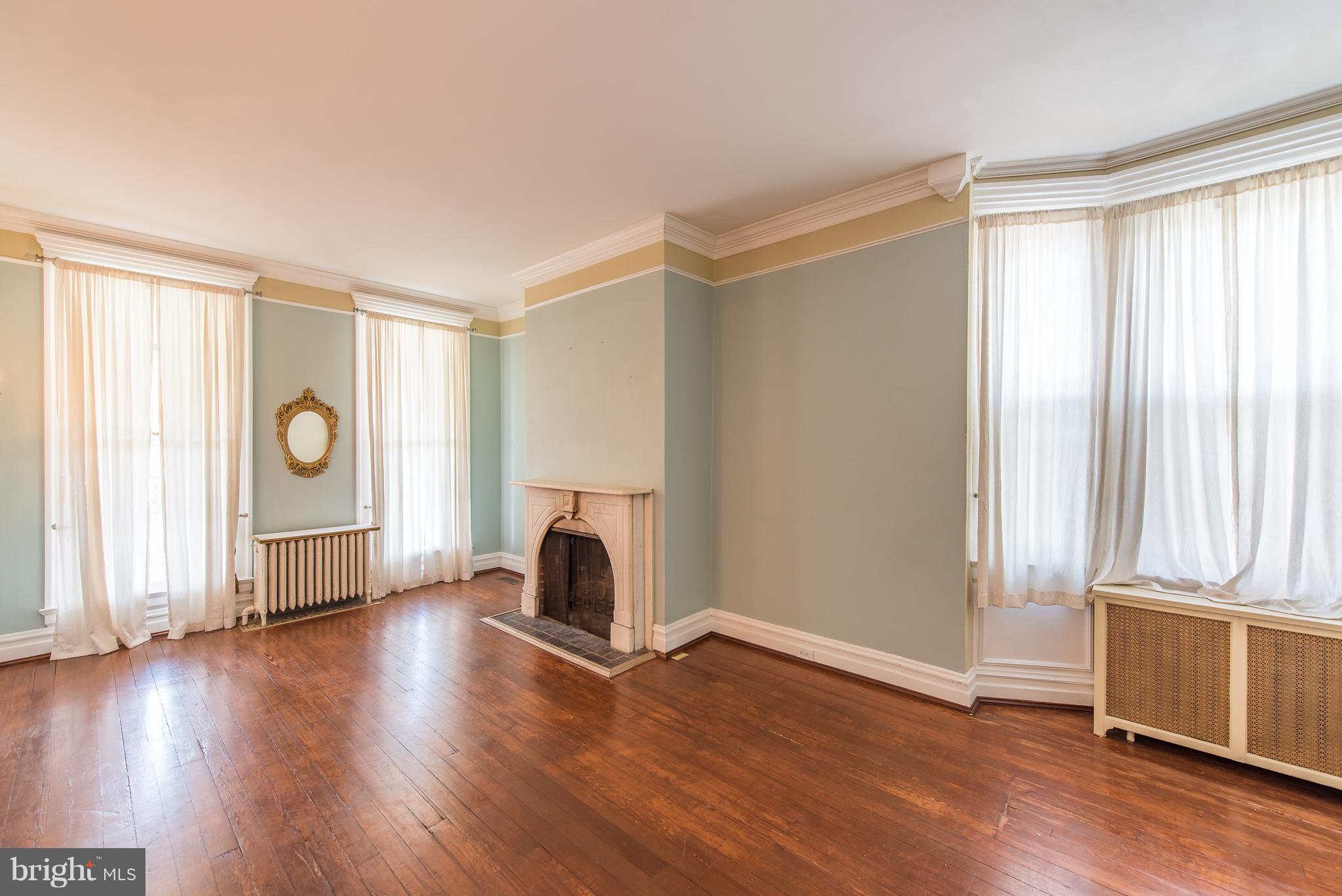 4513 Roland Avenue Baltimore, MD 21210 - Photo 4 of 30 Living Room
