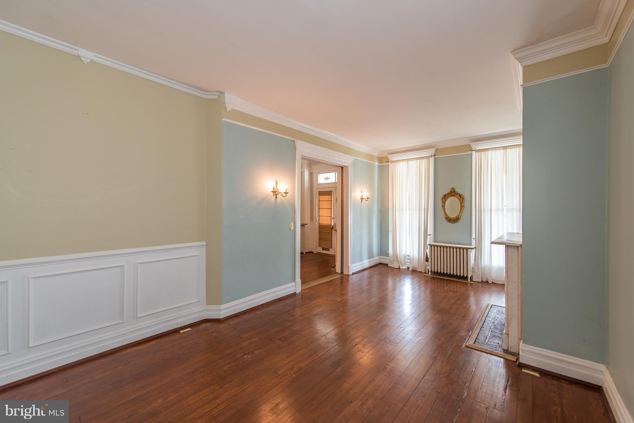 4513 Roland Avenue Baltimore, MD 21210 - Photo 5 of 30 Living Room