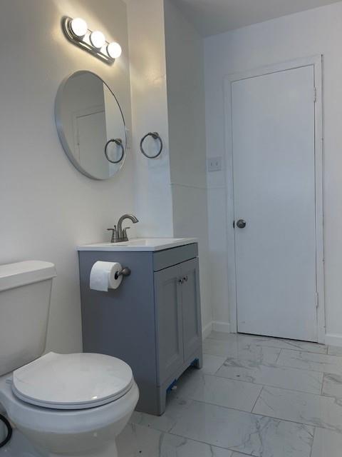 12435 Oberlin Drive Dallas, TX 75243 - Photo 10 of 19 a bathroom with a toilet and a mirror