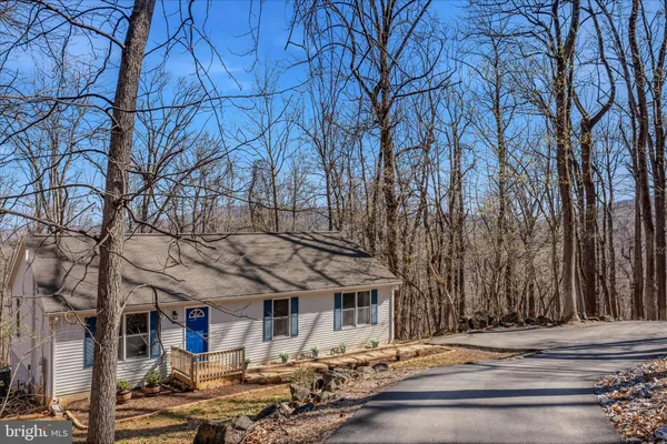 a view of a house with backyard