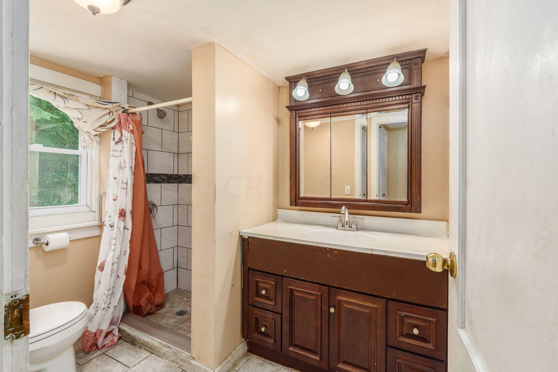 2366 Brooklyn Road Columbus, OH 43231 - Photo 12 of 17 Full Bath