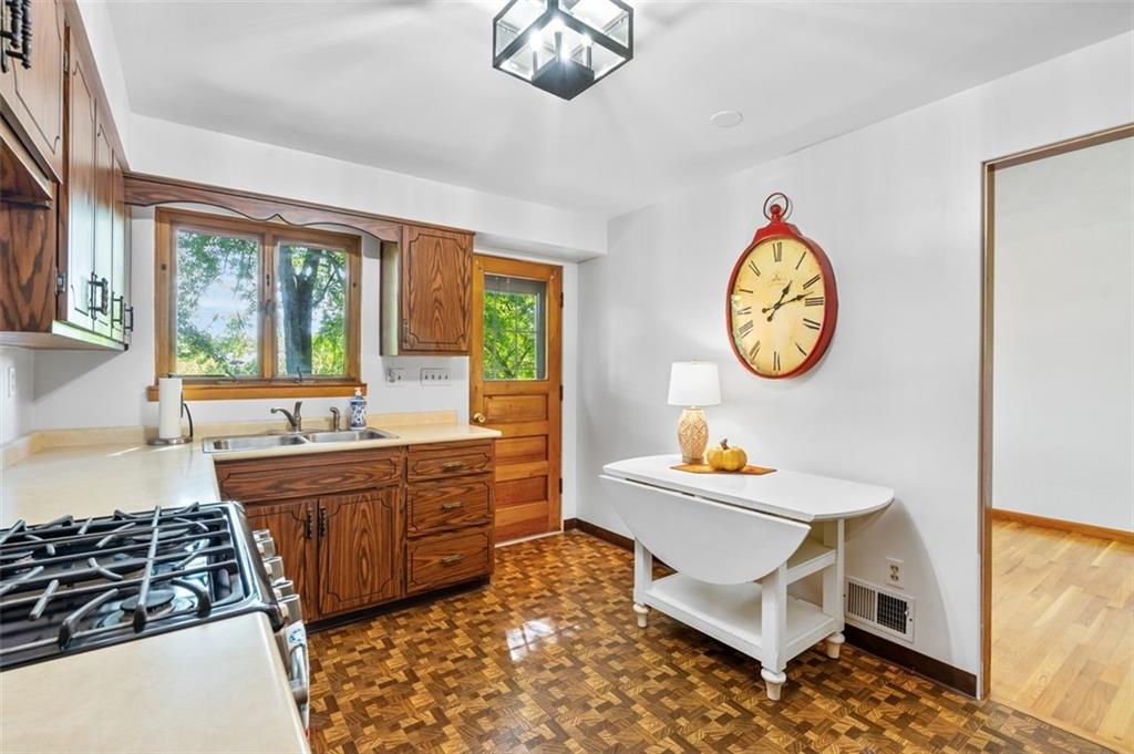 46 Elmwood Road Pittsburgh, PA 15209 - Photo 7 of 25 Gallery Image 7