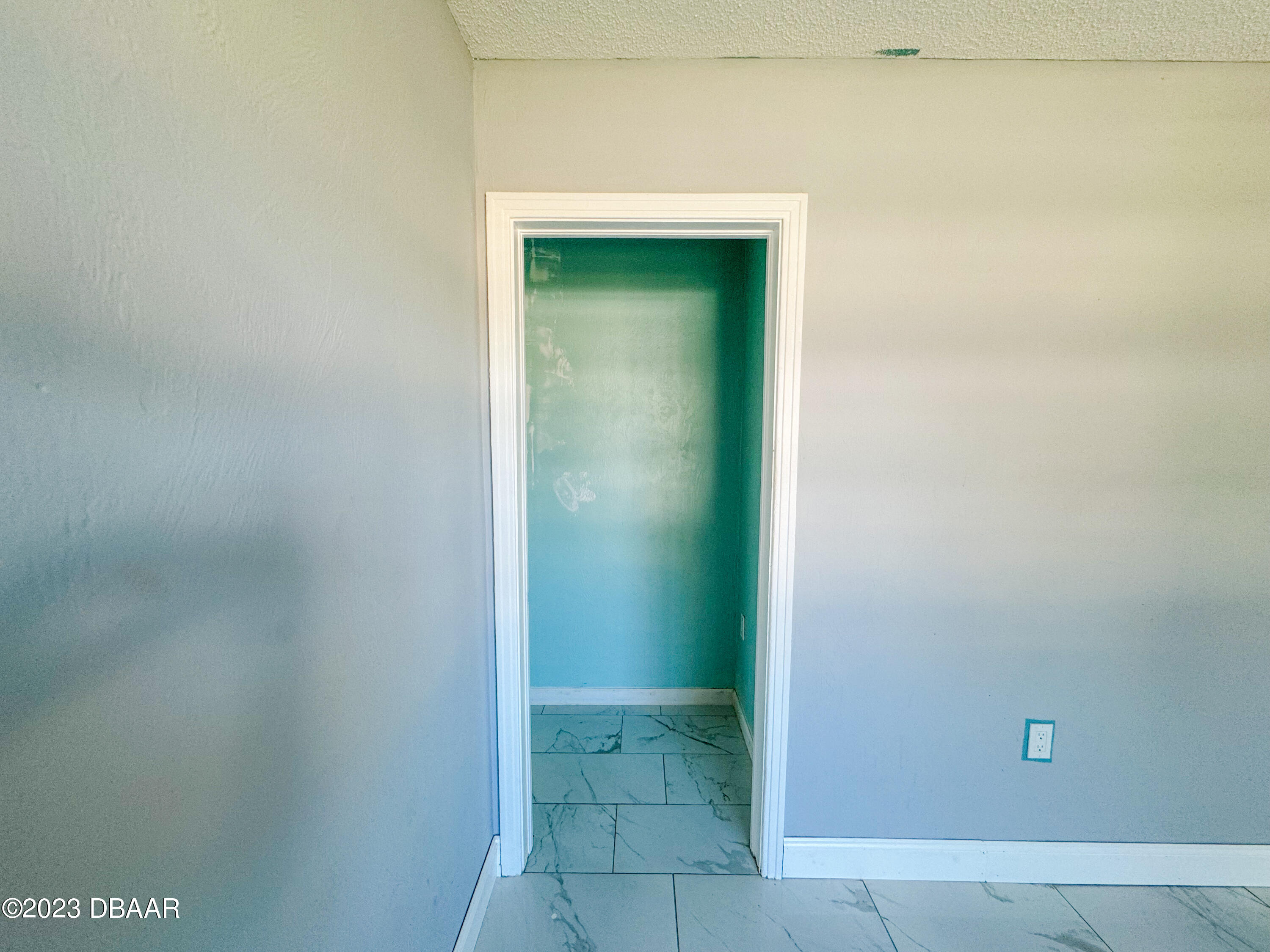 402 North Halifax Drive Ormond Beach, FL 32176 - Photo 24 of 64 Living Room West Corner
