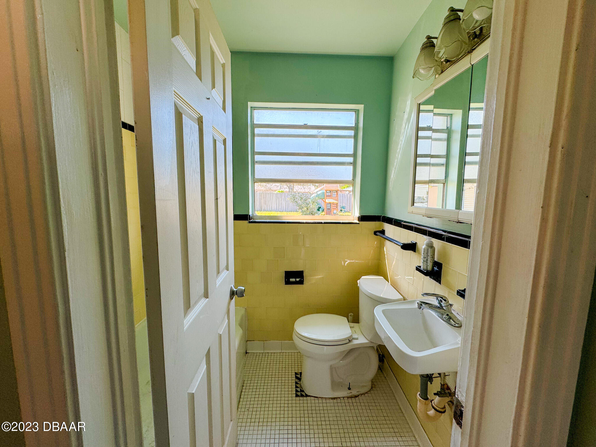 402 North Halifax Drive Ormond Beach, FL 32176 - Photo 39 of 64 Bathroom 2