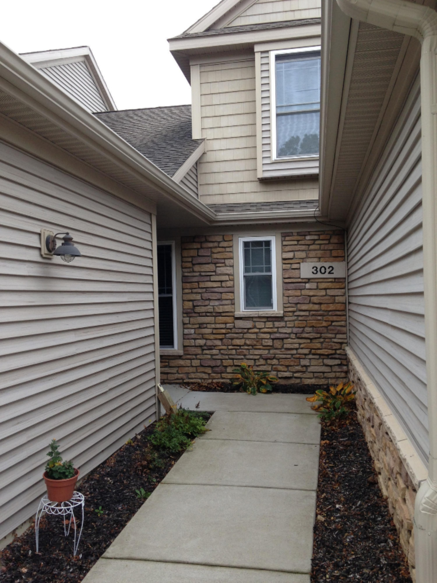 302 Rivers Edge Lane, Unit 302 Portland, MI 48875 - Photo 3 of 17 IMG_2840