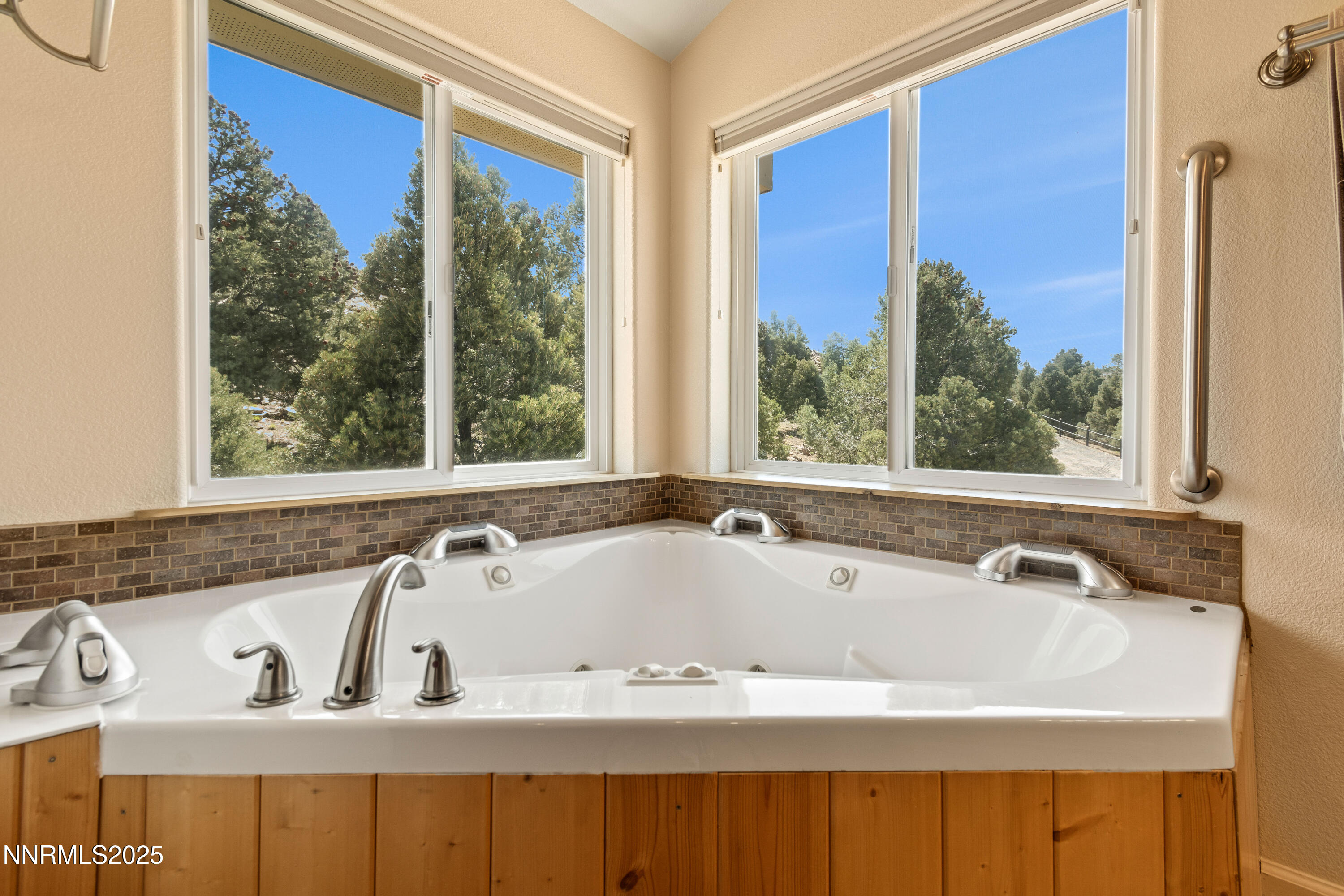 2140 Conestoga Road Reno, NV 89521 - Photo 14 of 35 a bath tub sitting next to a window