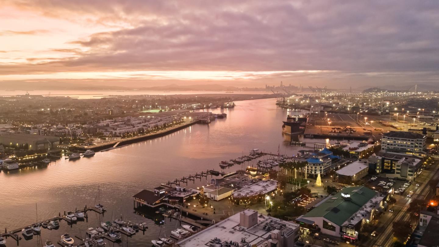 428 Alice Street, Unit 637 Oakland, CA 94607 - Photo 21 of 23 an aerial view of ocean and residential building