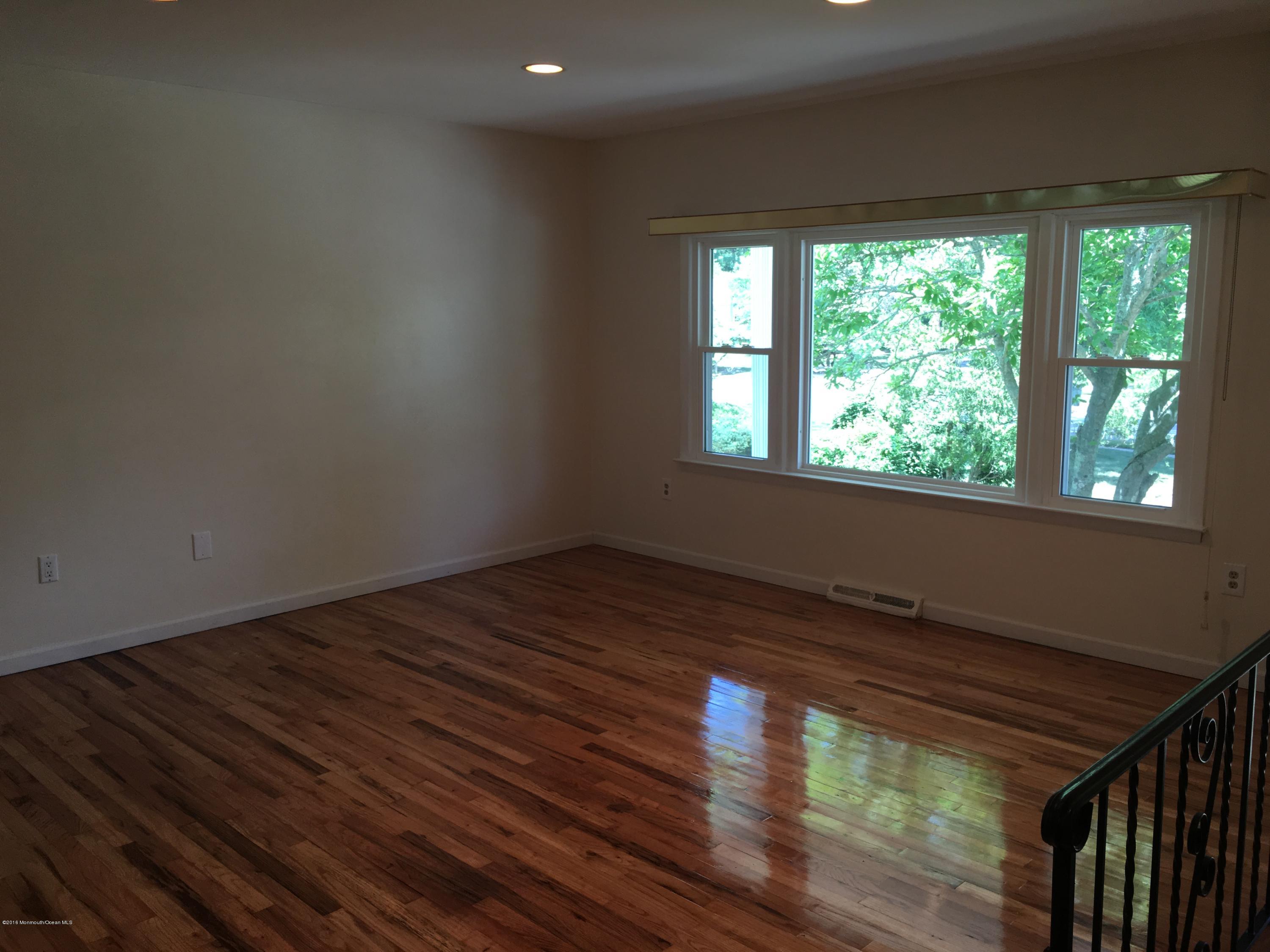 15 Chaucer Road Manalapan, NJ 07726 - Photo 4 of 15 Living room