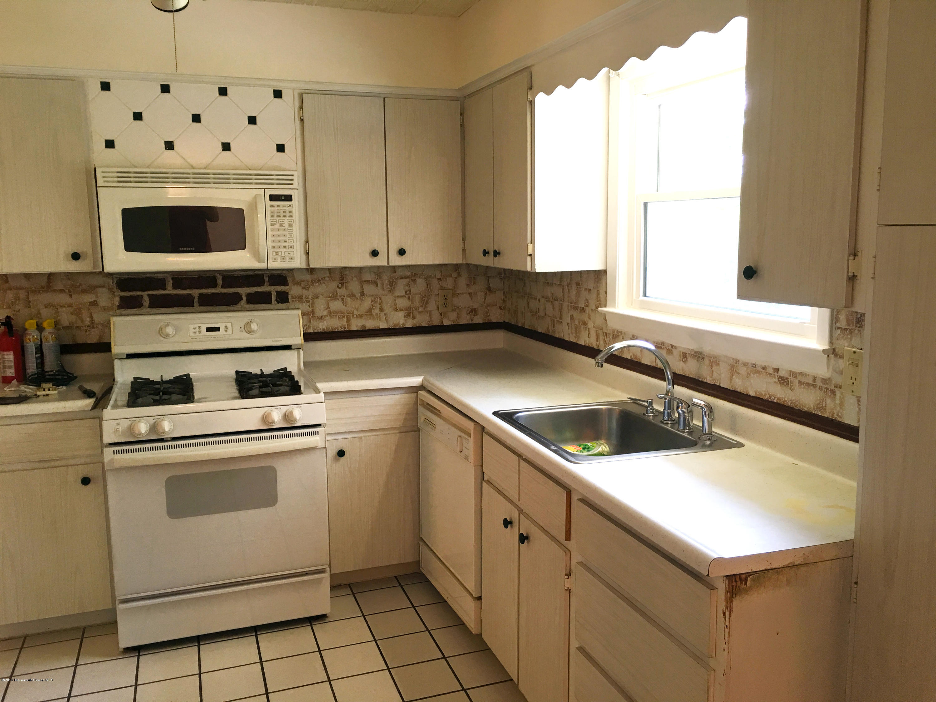 15 Chaucer Road Manalapan, NJ 07726 - Photo 6 of 15 Kitchen