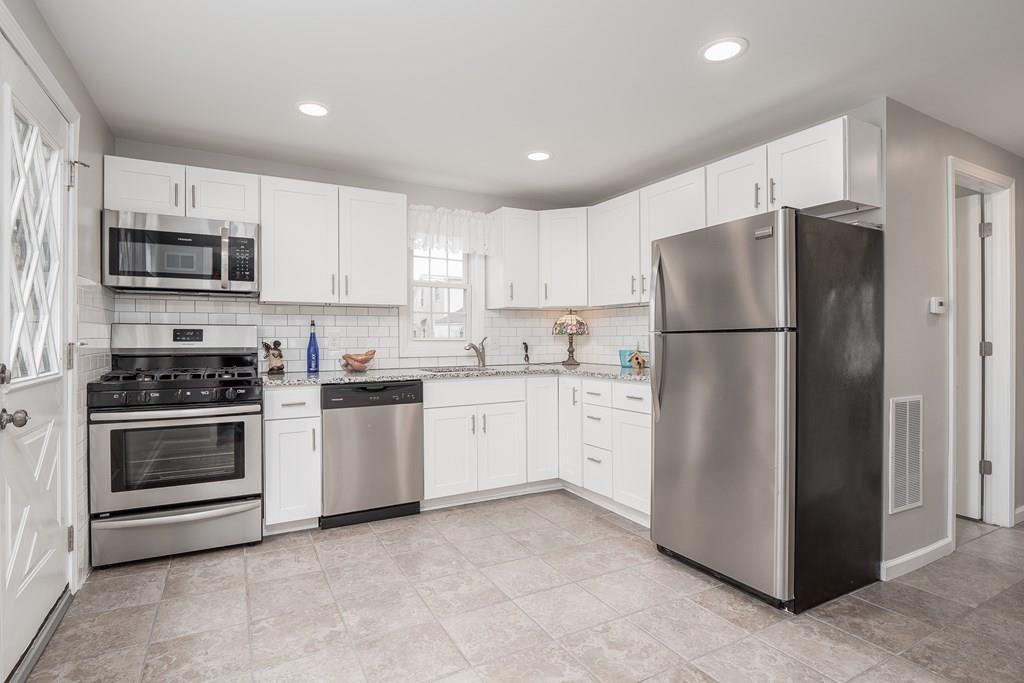 61 Garland Street Springfield, MA 01118 - Photo 9 of 32