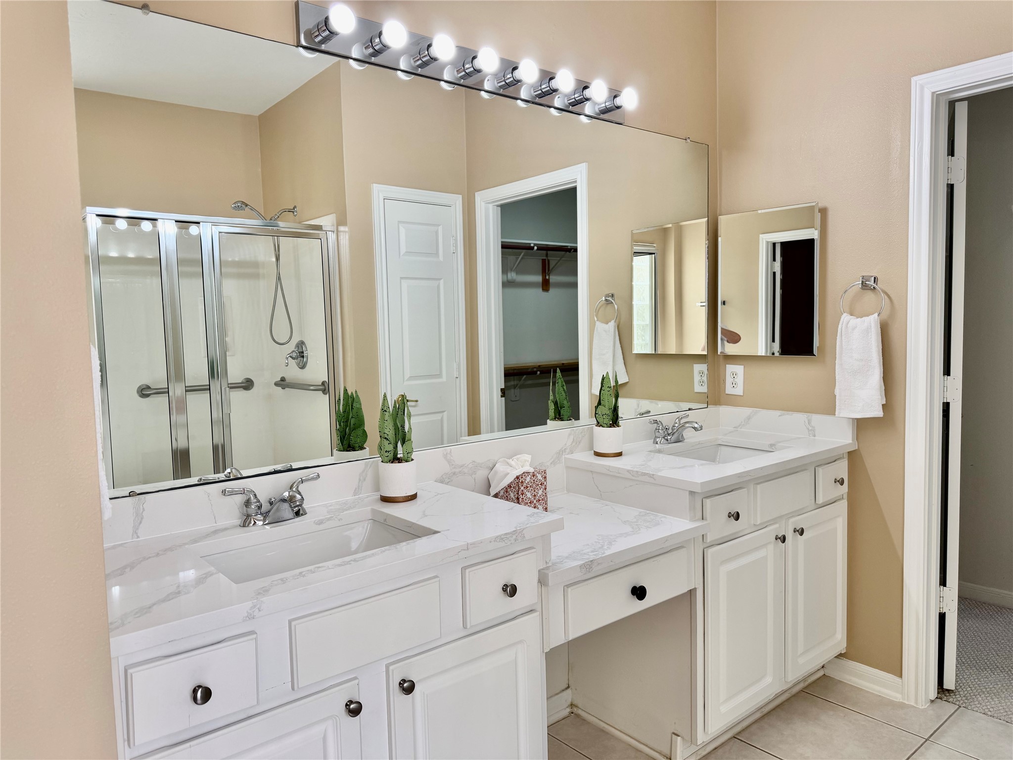 90 North Country Gate Circle Conroe, TX 77384 - Photo 24 of 43 Vanity area with Quartz counters