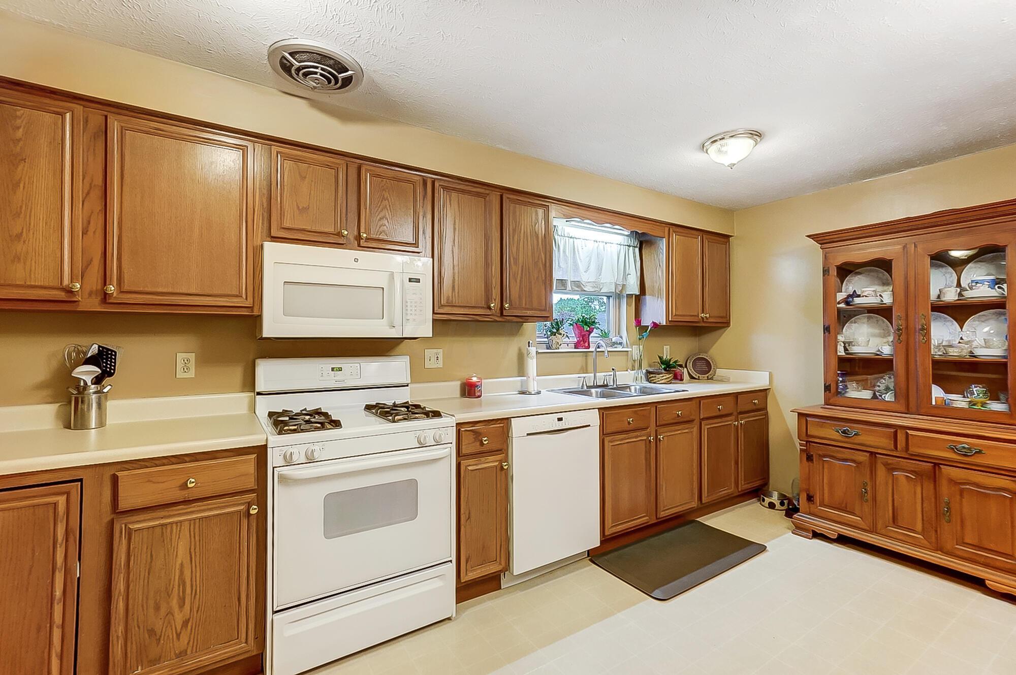 3979 Delmar Circle Springfield, OH 45503 - Photo 8 of 30 009