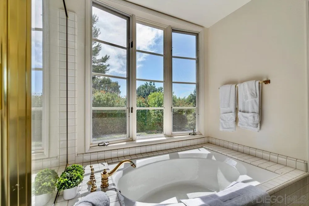 9636 Claiborne Square La Jolla, CA 92037 - Photo 29 of 48 a bath tub sitting next to a window