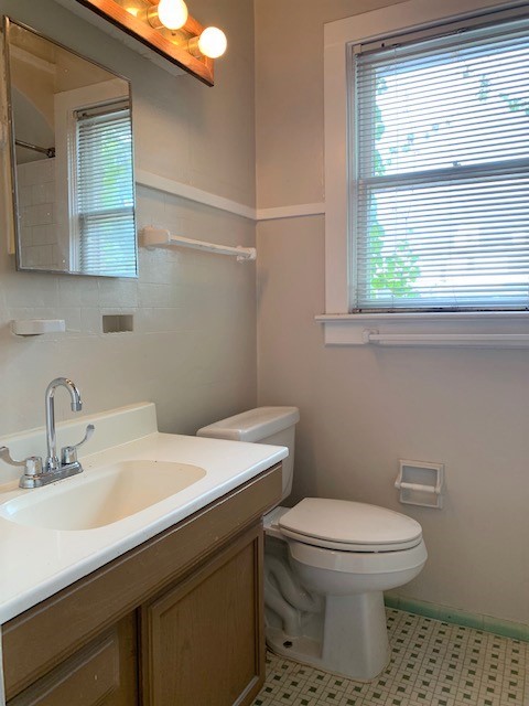 1654 Marshall Street, Unit 3 Houston, TX 77006 - Photo 9 of 13 Bathroom. Recently refinished tub (not shown here)