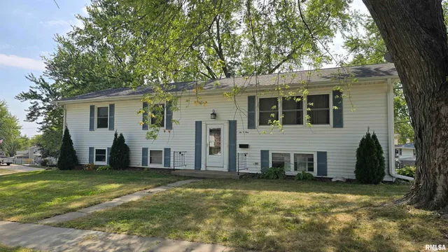 $179,900 | 601 Scenic Drive, Clinton, IA 52732