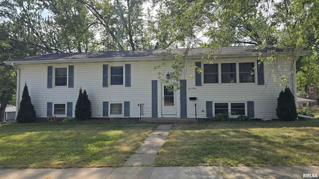 $179,900 | 601 Scenic Drive, Clinton, IA 52732