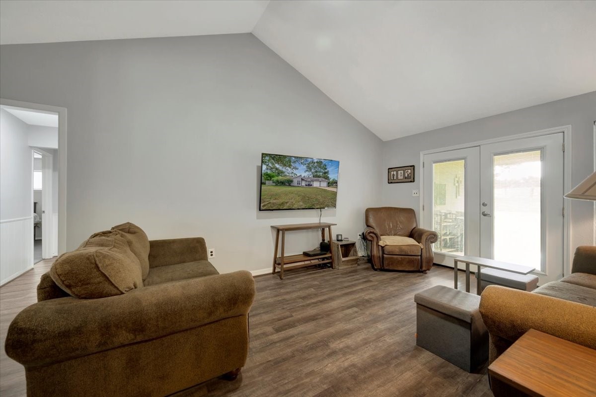2610 Loganberry Circle Seabrook, TX 77586 - Photo 19 of 35 a living room with furniture and a window