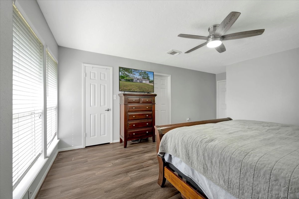 2610 Loganberry Circle Seabrook, TX 77586 - Photo 25 of 35 a bedroom with a bed and a dresser