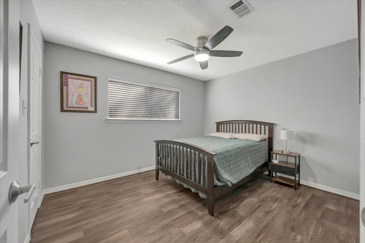 2610 Loganberry Circle Seabrook, TX 77586 - Photo 27 of 35 a living room with a bed furniture and a window