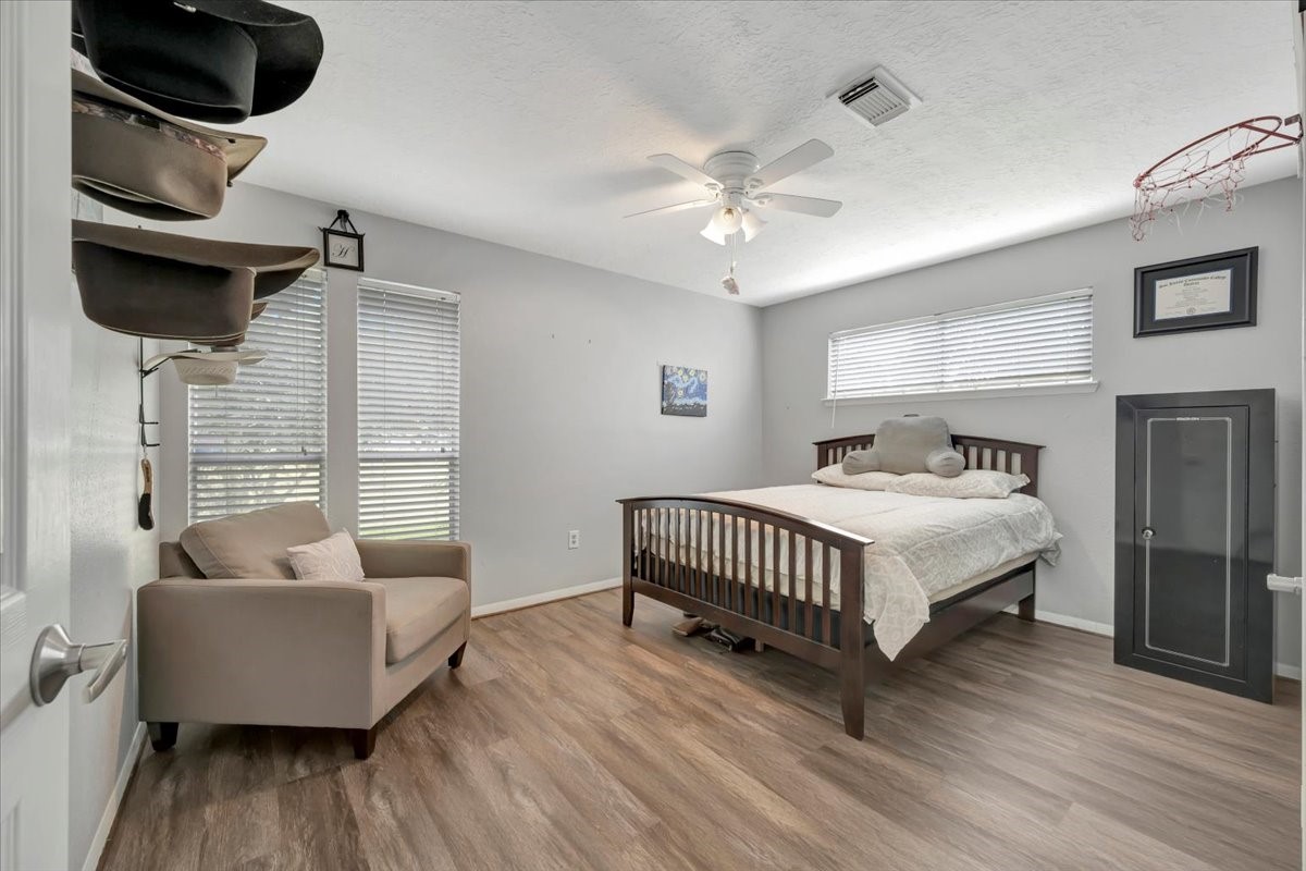 2610 Loganberry Circle Seabrook, TX 77586 - Photo 29 of 35 a bedroom with a bed and couch