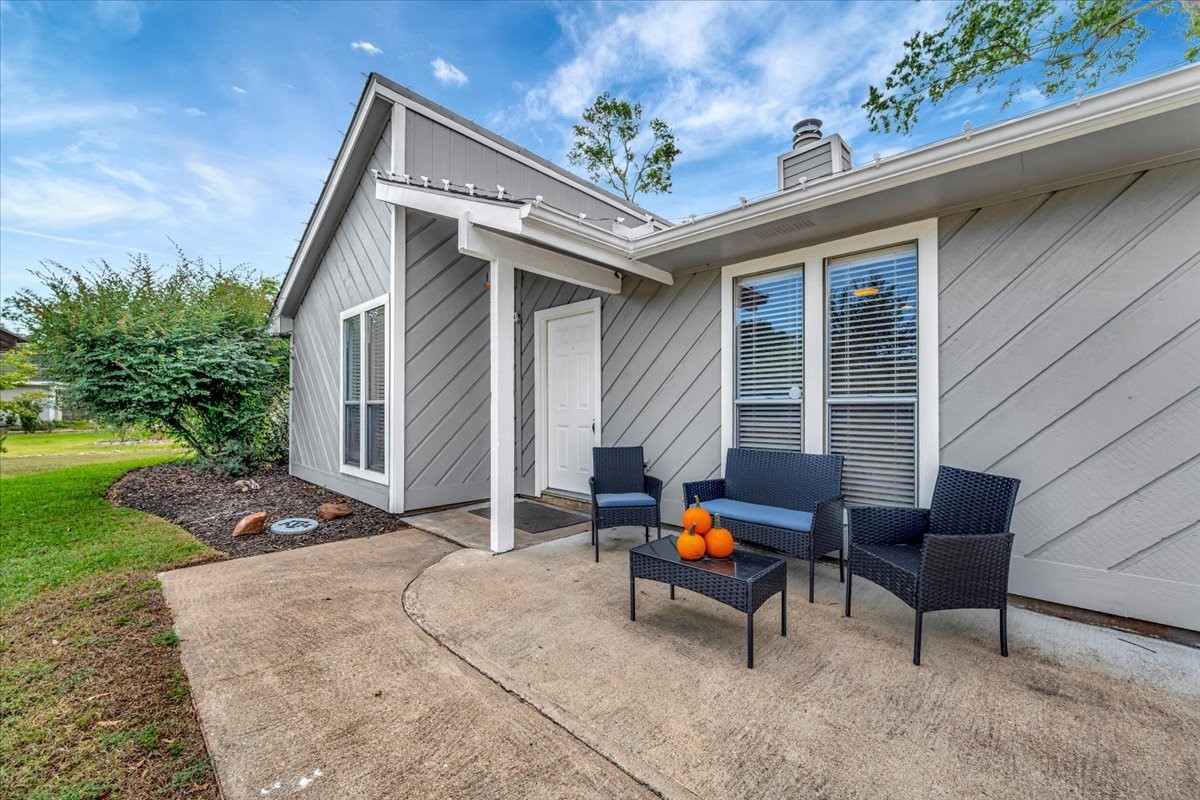 2610 Loganberry Circle Seabrook, TX 77586 - Photo 3 of 35 a backyard of a house with seating space