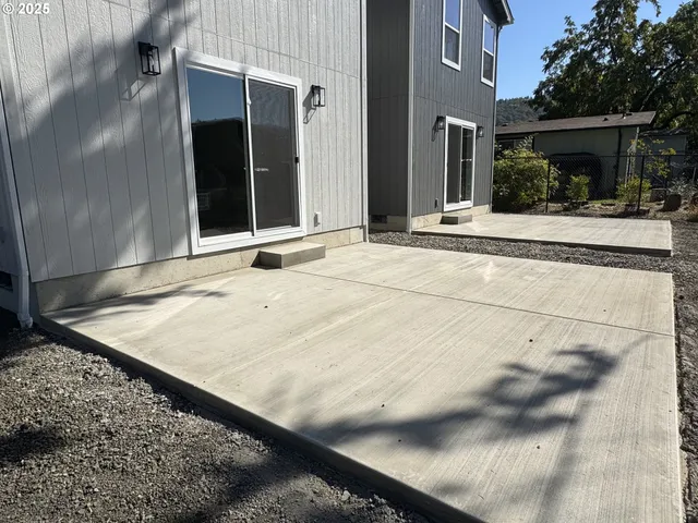 $325,000 | 440 West Harrison Street, Roseburg, OR 97471